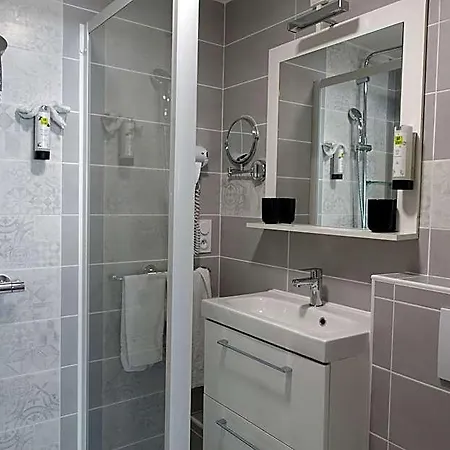 Hotel Logis Emeraude 2*
