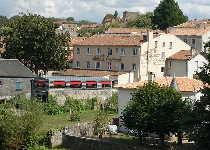 Hotel Logis Emeraude 2*